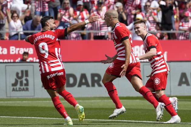 Taty Castellanos, Oriol Romeo y Tsygankov celebrando el segundo gol del Girona contra el Elche / Foto: EFE Taty Castellanos, Oriol Romeo y Tsygankov celebrando el segundo gol del Girona contra el Elche / Foto: EFE