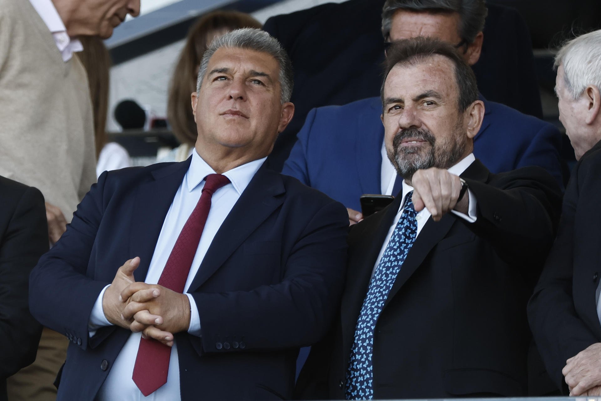 Es la decisión más difícil que debe tomar Joan Laporta, cobra mucho y el Barça necesita dinero