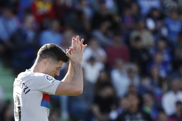 Lewandowski aplaude a sus compañeros en Getafe / Foto: EFE - Sergio Perez