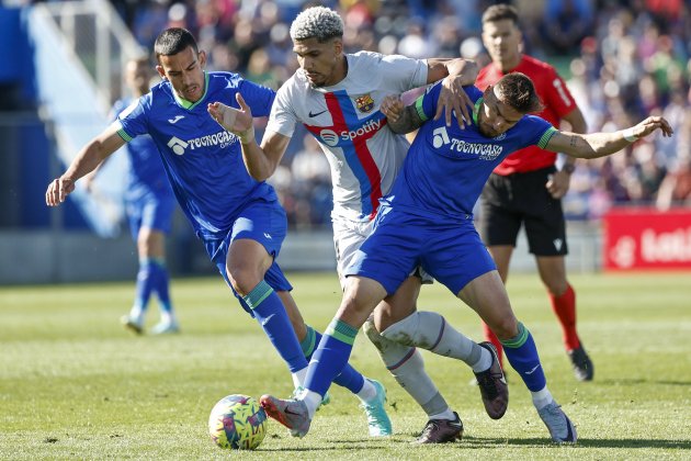 Ronald Araujo lucha contra rivales en Getafe / Foto: EFE - Sergio Perez