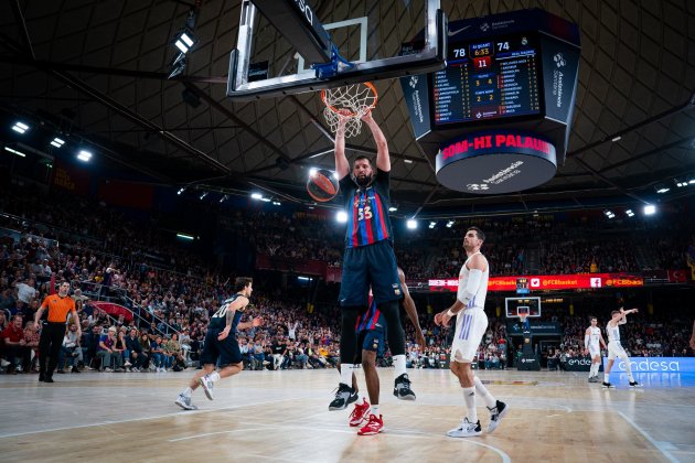 Mirotic mate Barça Real Madrid Liga Endesa / Foto: @FCBbasket Mirotic mate Barça Real Madrid Liga Endesa / Foto: @FCBbasket
