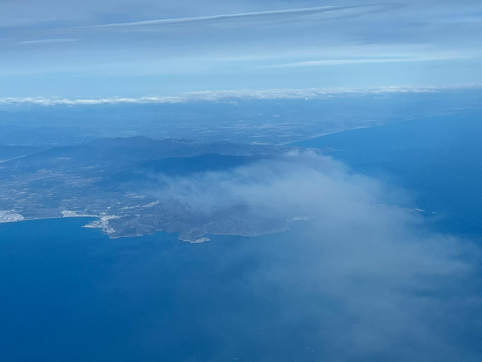 IMATGES EXCLUSIVES | Així avança l'incendi a Portbou: fotos aèries del nord de Catalunya