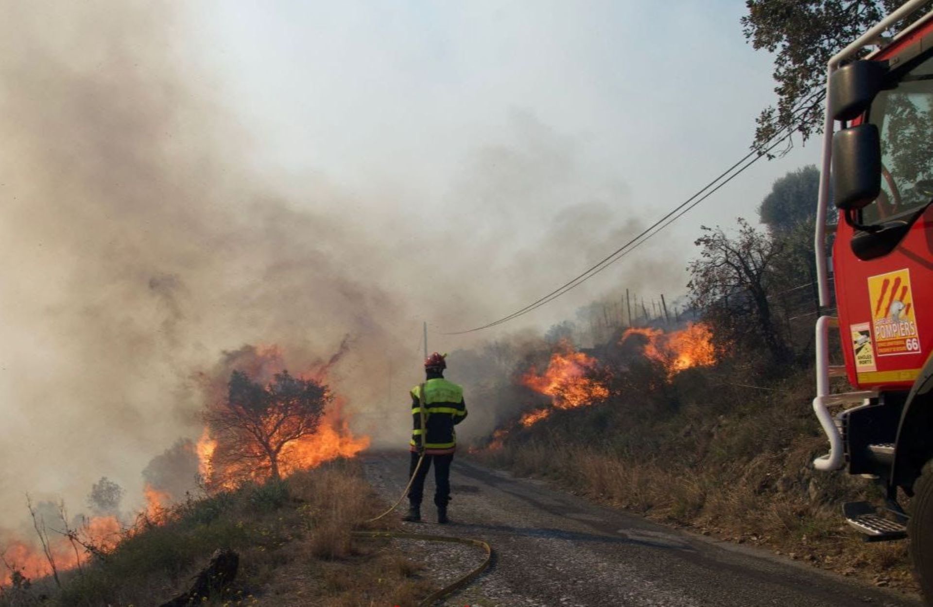 La noche será larga en el incendio de la Catalunya Nord: esfuerzos por ganar a la tramontana