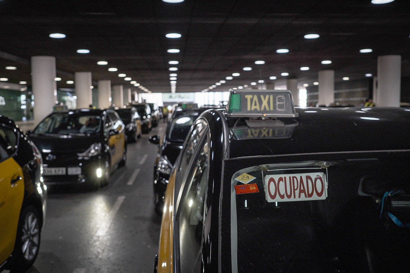 Protesta sonora del taxi a l’aeroport del Prat contra els conductors pirates
