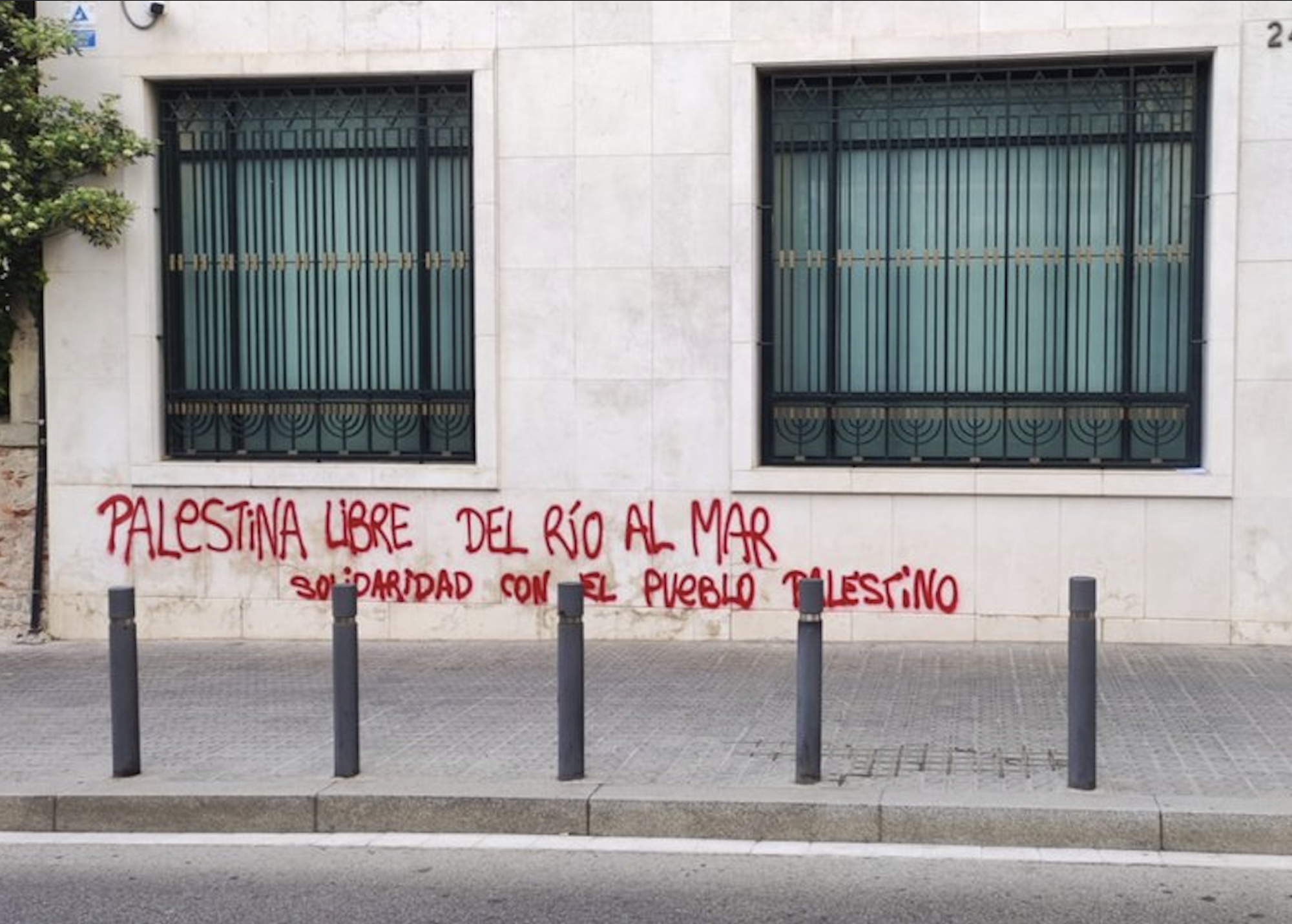 Vandalitzen la façana de la sinagoga Maimònides de Barcelona amb una pintada de suport a Palestina