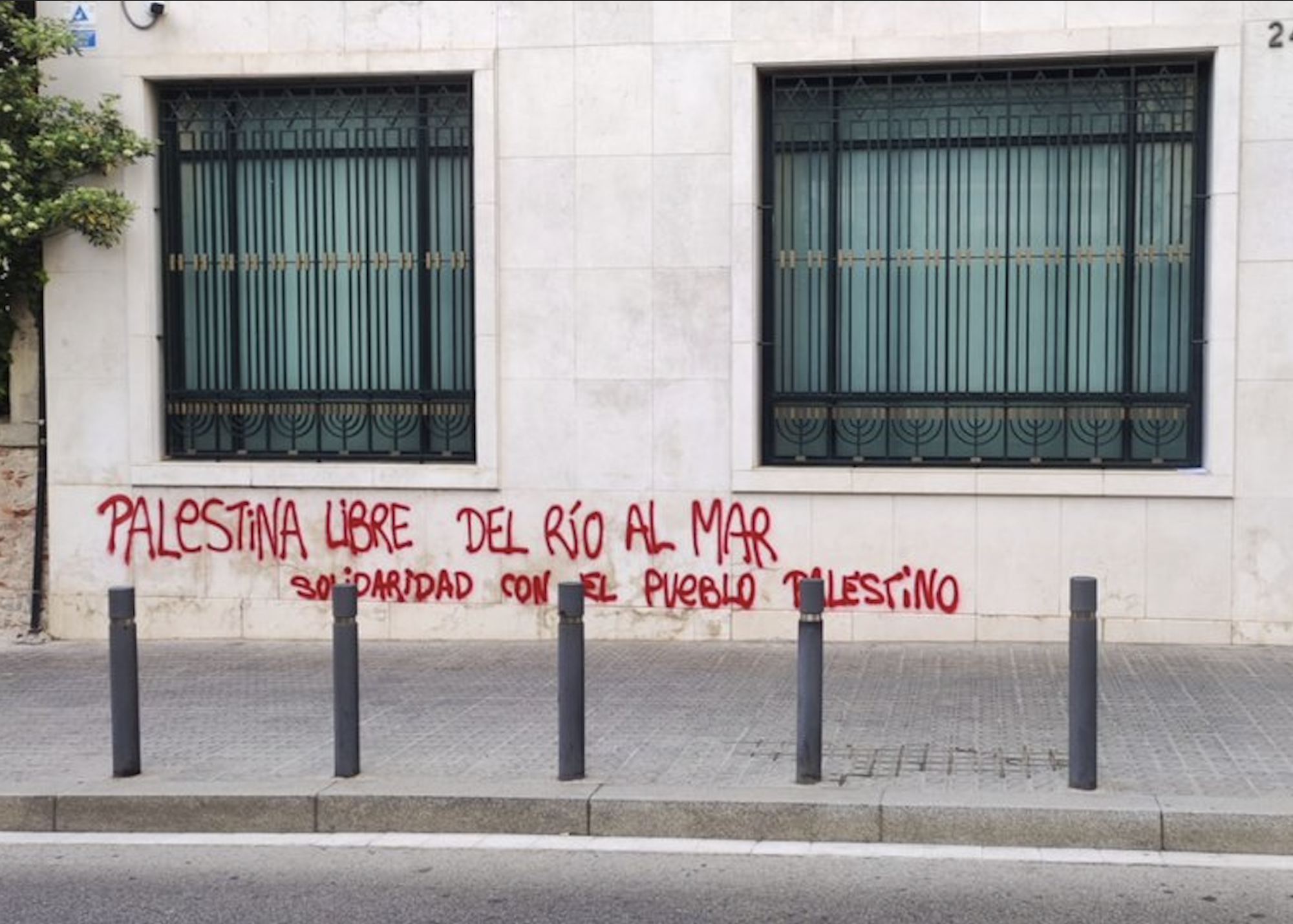 Vandalizan la fachada de la sinagoga Maimónides de Barcelona con una pintada de apoyo a Palestina