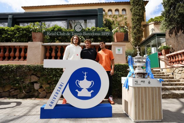 Stefanos Tsitsipas Casper Ruud Carlos Alcaraz Barcelona Open Banc Sabadell 2023 / Foto: EFE - Enric Fontcuberta Stefanos Tsitsipas Casper Ruud Carlos Alcaraz Barcelona Open Banc Sabadell 2023 / Foto: EFE - Enric Fontcuberta
