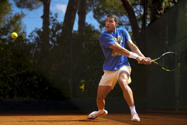 Carlos Alcaraz entrenamiento Barcelona Open Banc Sabadell 2023 / Foto: EFE - Enric Fontcuberta Carlos Alcaraz entrenamiento Barcelona Open Banc Sabadell 2023 / Foto: EFE - Enric Fontcuberta