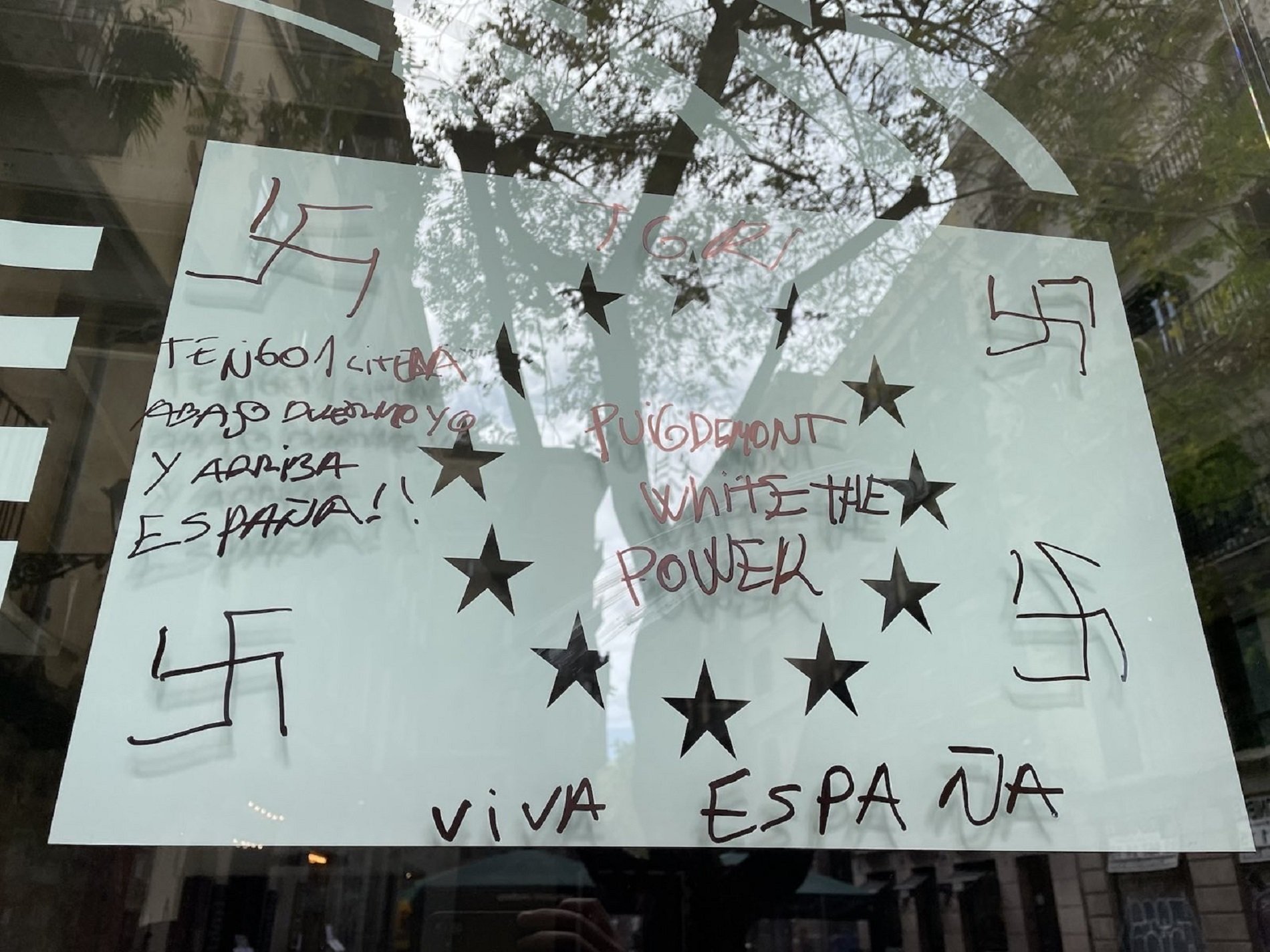 Puigdemont denuncia un atac feixista a l'oficina dels eurodiputats de Junts a Barcelona