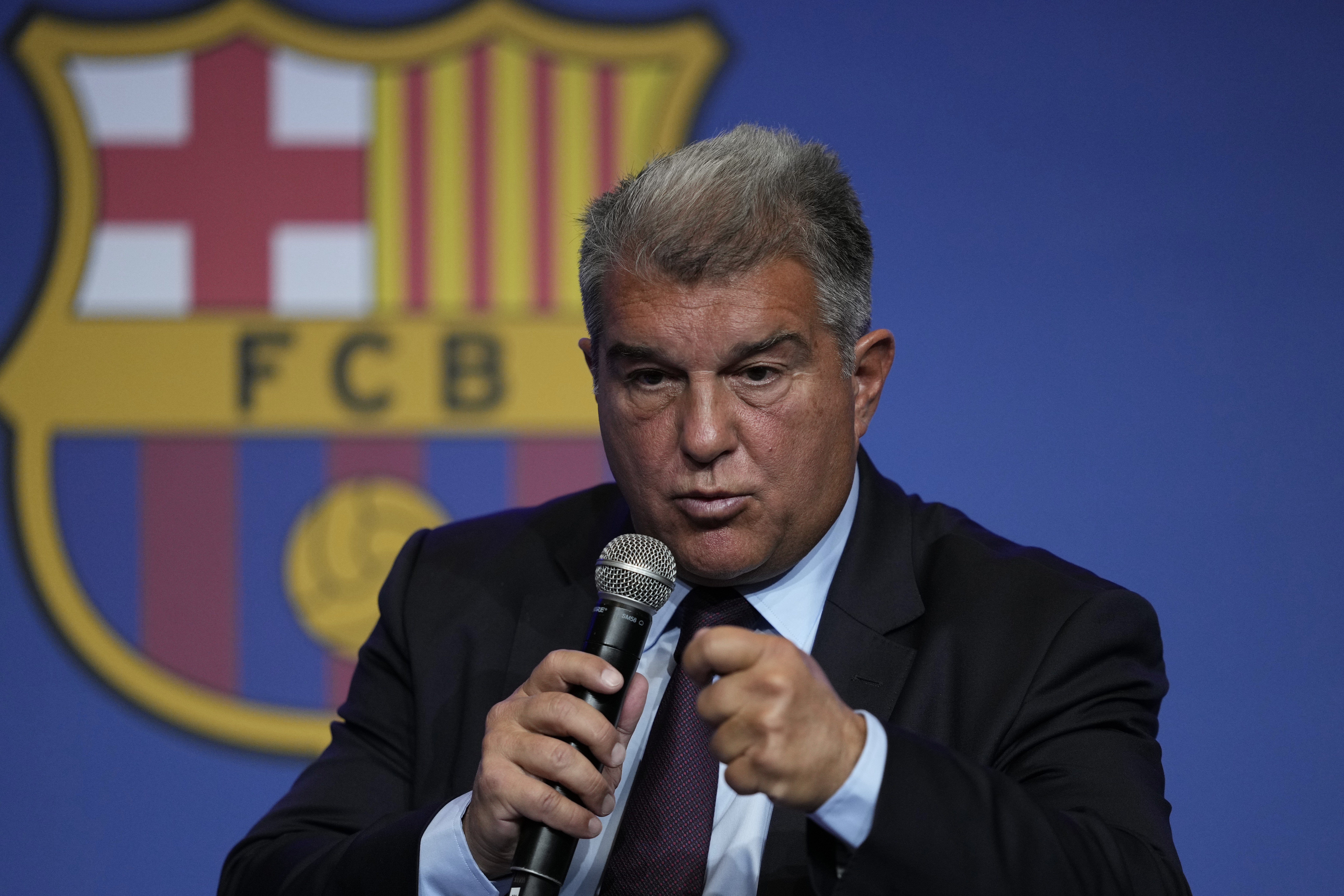 El Betis se atreve con el Barça y entra en la pelea para quitárselo a Joan Laporta