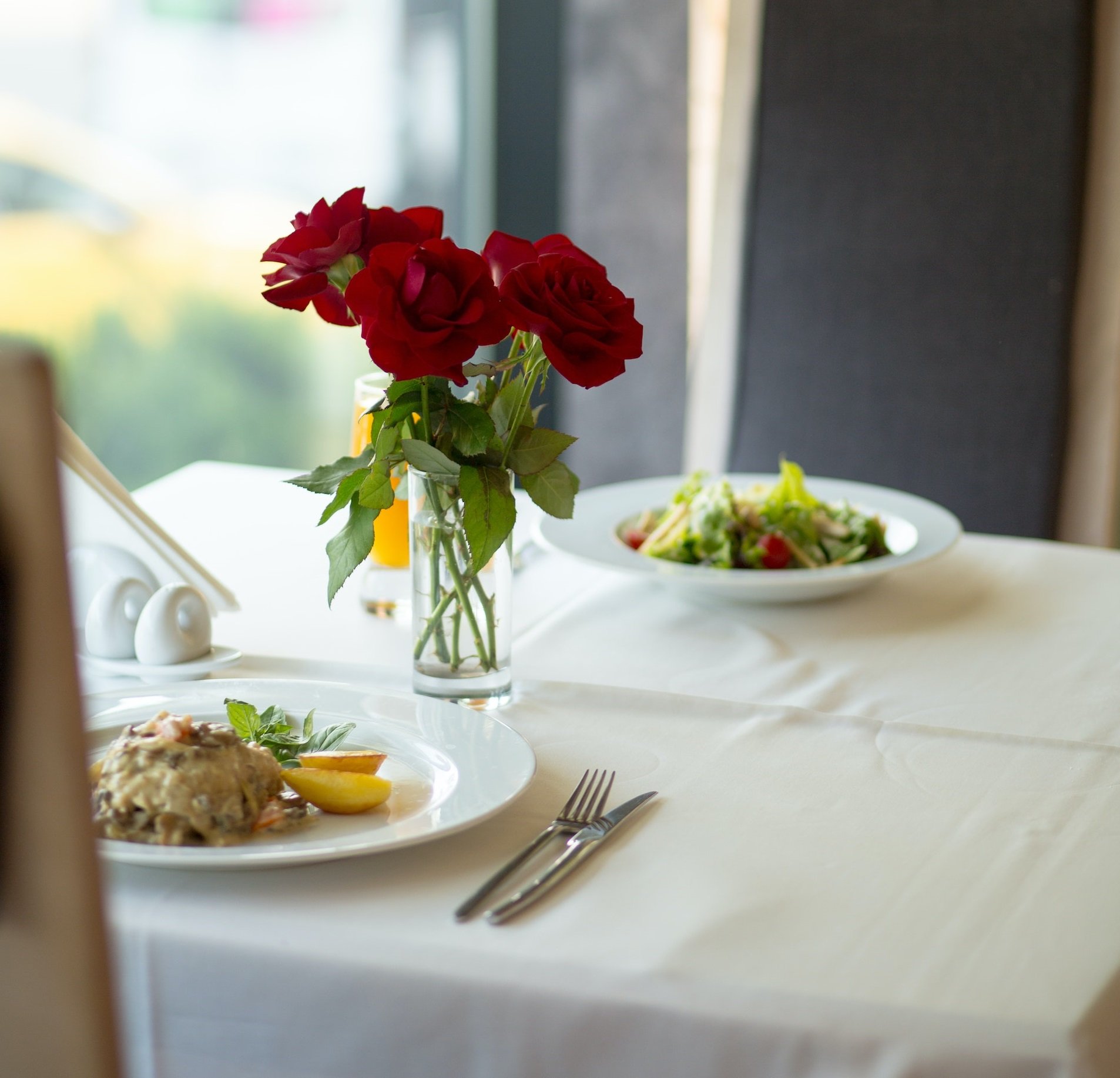 5 restaurantes en Barcelona con menús especiales de Sant Jordi para celebrar la festividad