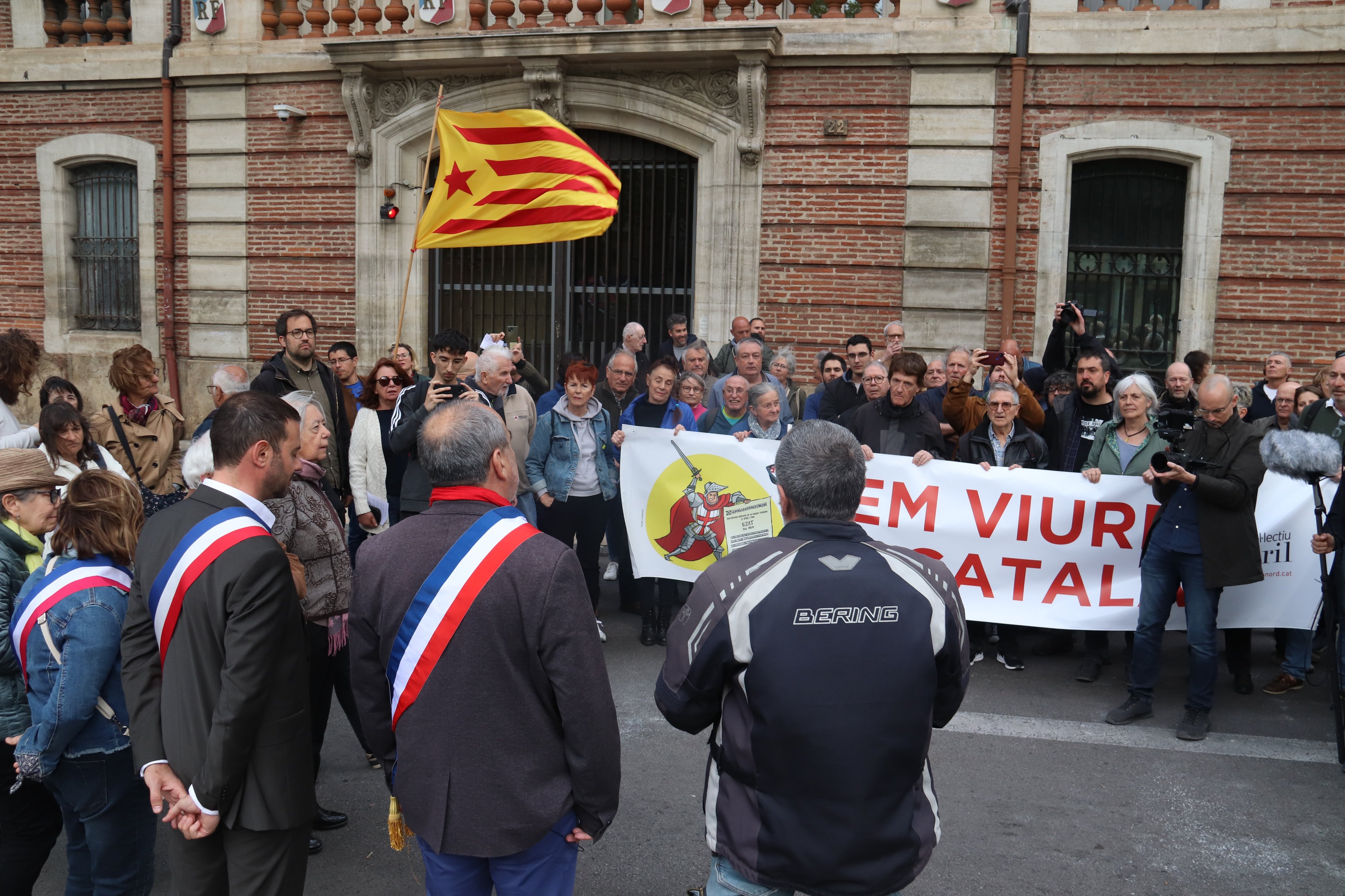 Un centenar de personas se concentran en Perpinyà para defender el catalán en los plenos municipales