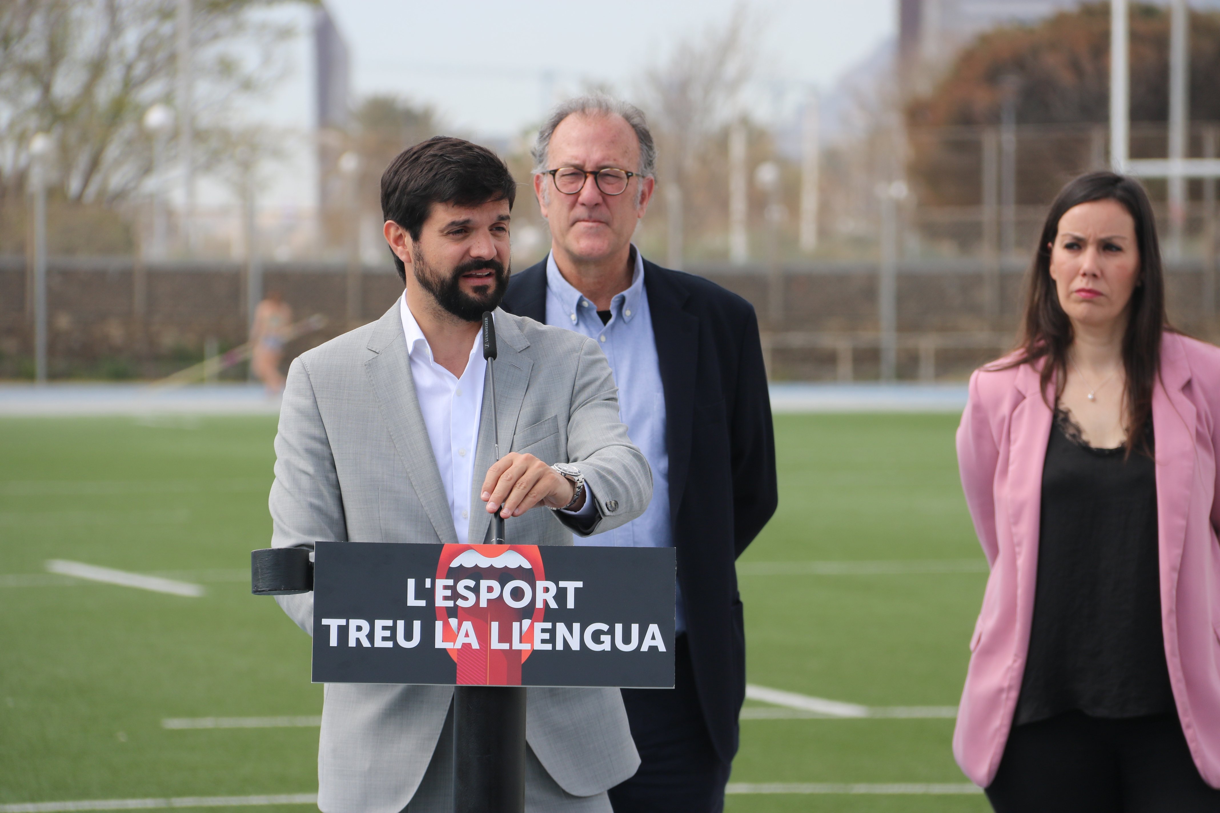 Òmnium Cultural y la UFEC se unen para potenciar el uso del catalán en el deporte