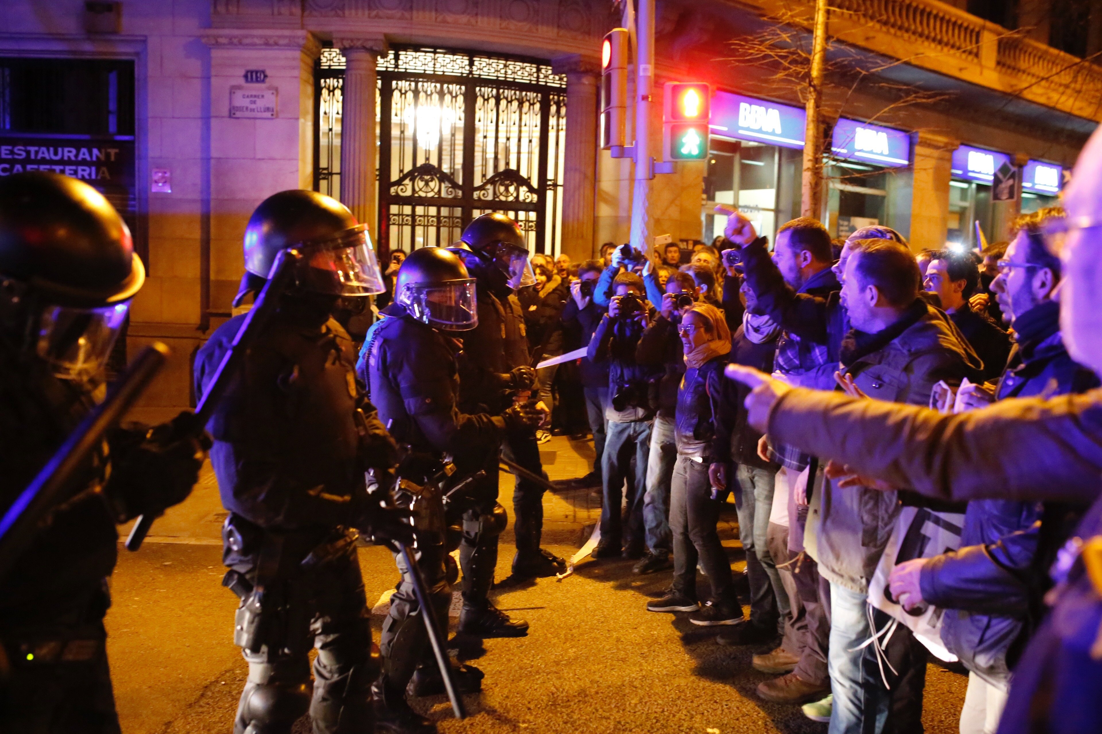 Video: confrontations with police in front of Spanish government delegation to Catalonia