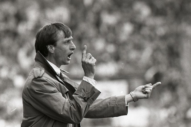 Mor Johan Cruyff, el tecnic que va canviar la història del Barça. Fotografia (1985). Font Amsterdamsche Football Club Ajax