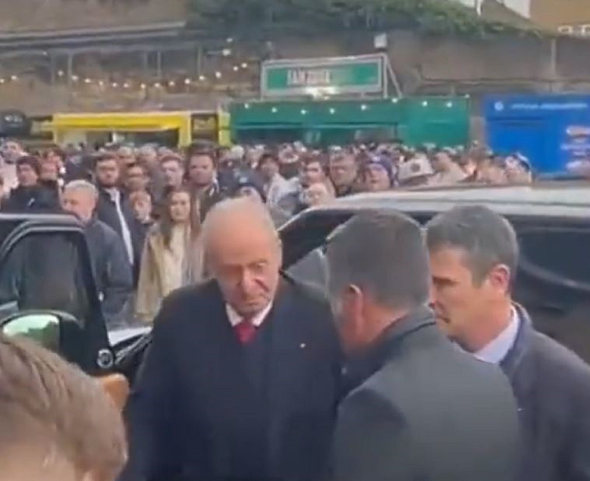 Joan Carles I arriba a l'estadi del Chelsea per veure el partit del Real Madrid a Londres