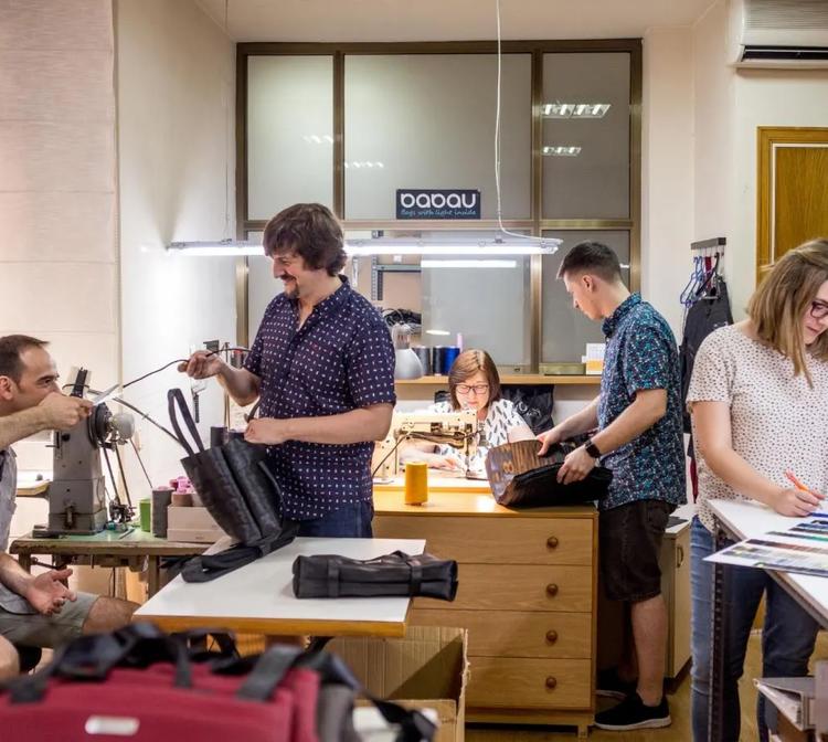 Bolsos modernos, elegantes y con luz a partir de lonas, cámaras de neumáticos y cinturones de coche