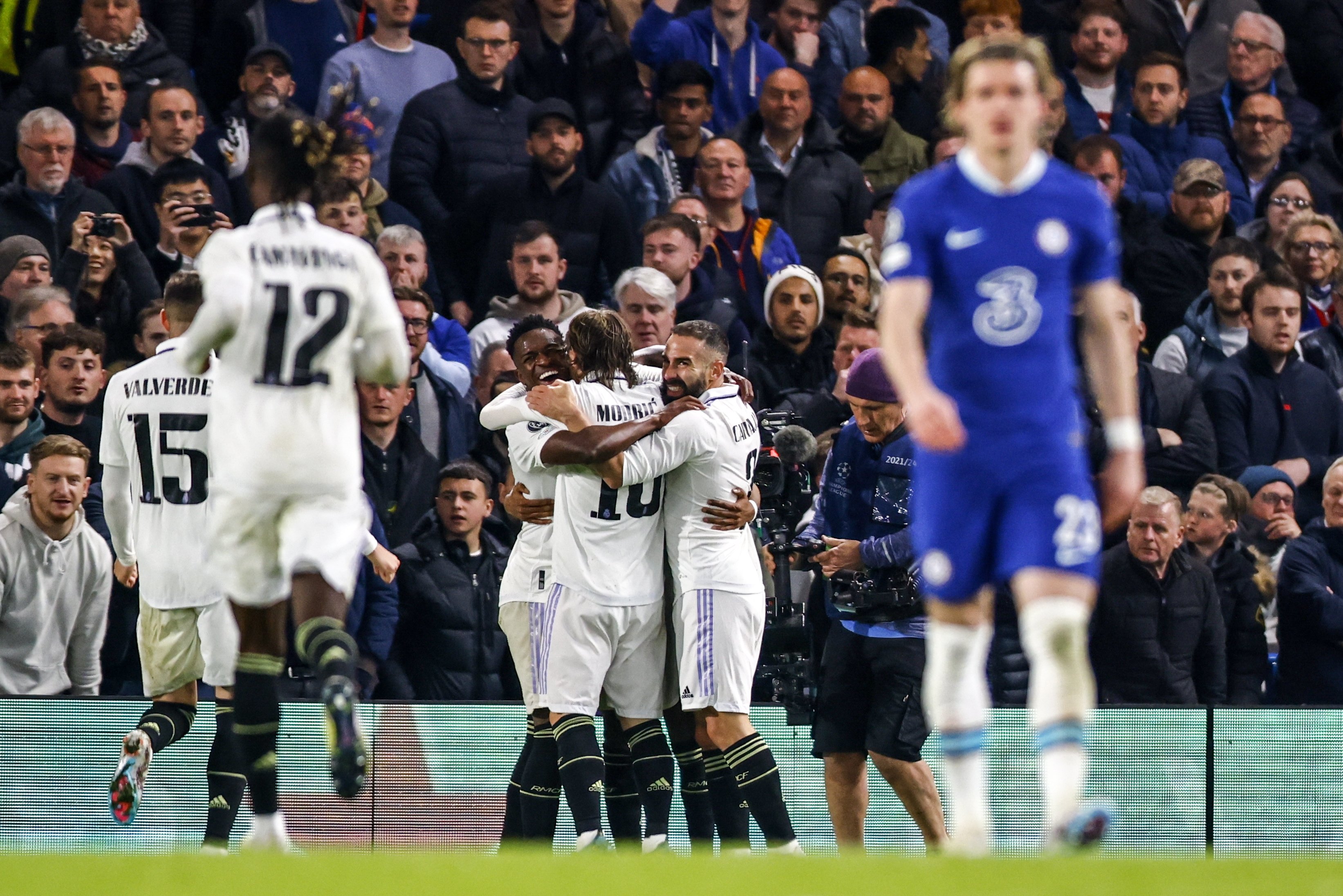 Un Real Madrid pragmático se impone a un Chelsea sin gol (0-2) y disputará las semis de la Champions League