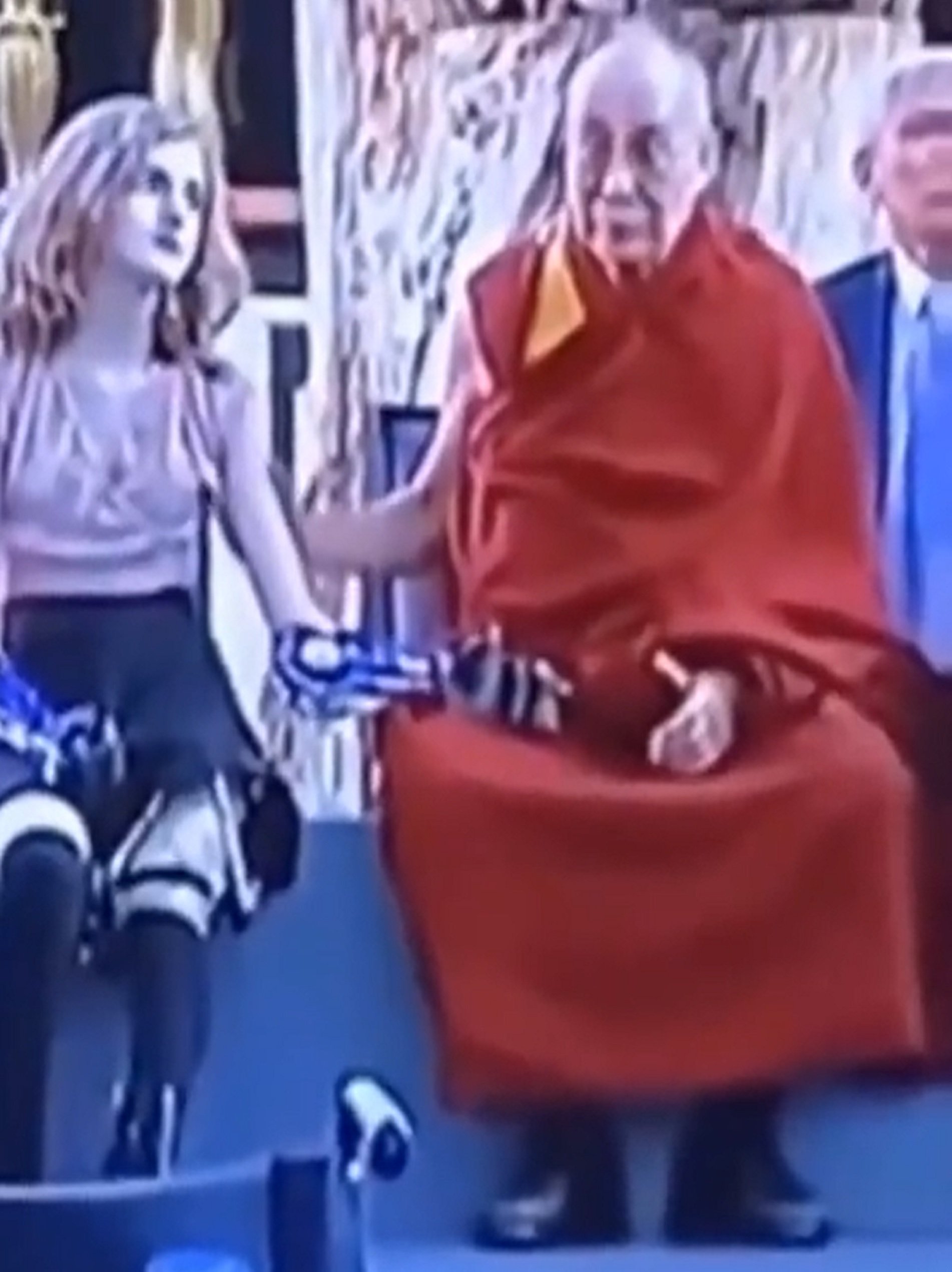 Sale a la luz un segundo vídeo polémico del Dalai Lama toqueteando a una niña de manera inapropiada