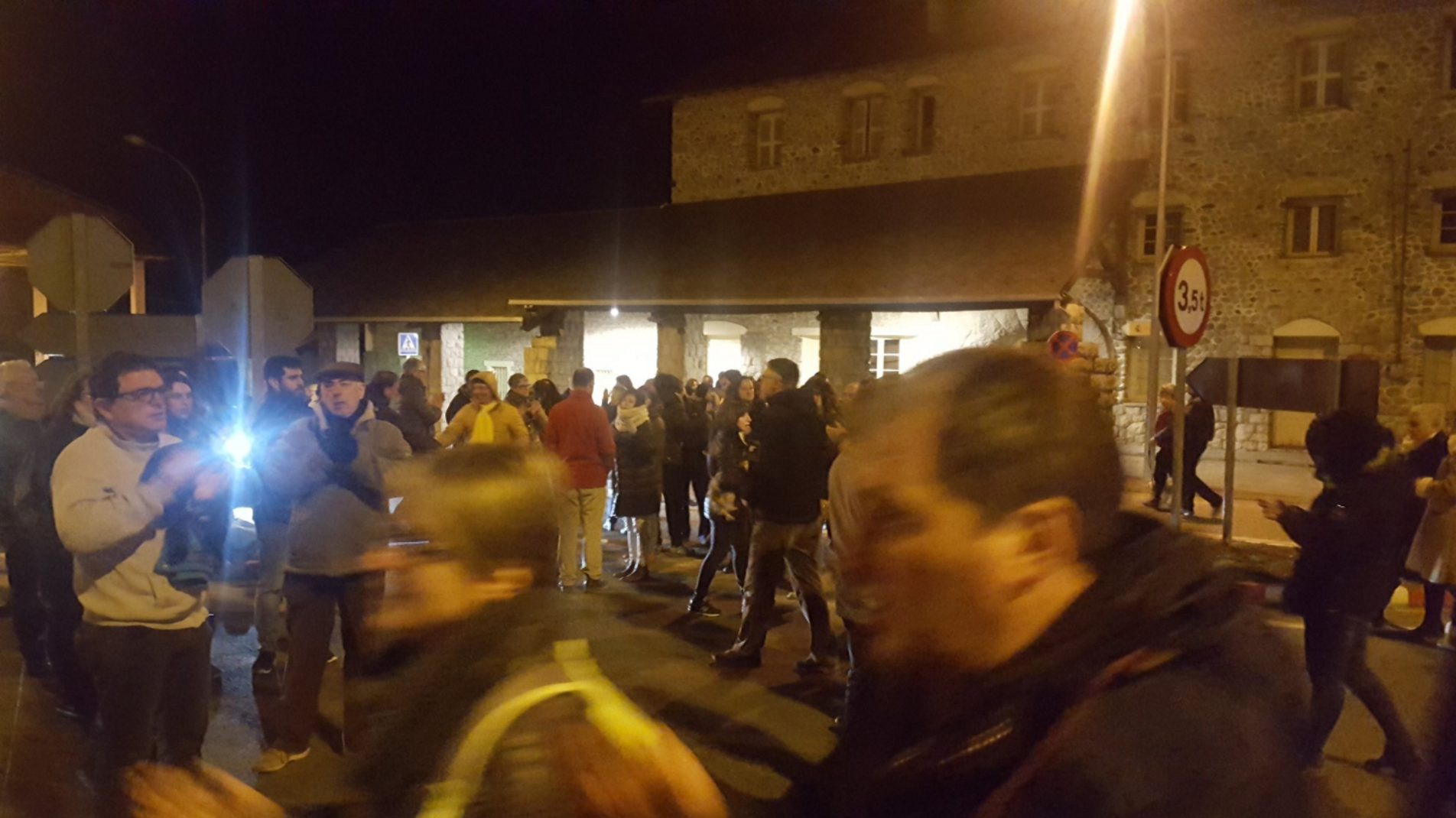 Manifestants tallen la frontera franco-espanyola a Puigcerdà