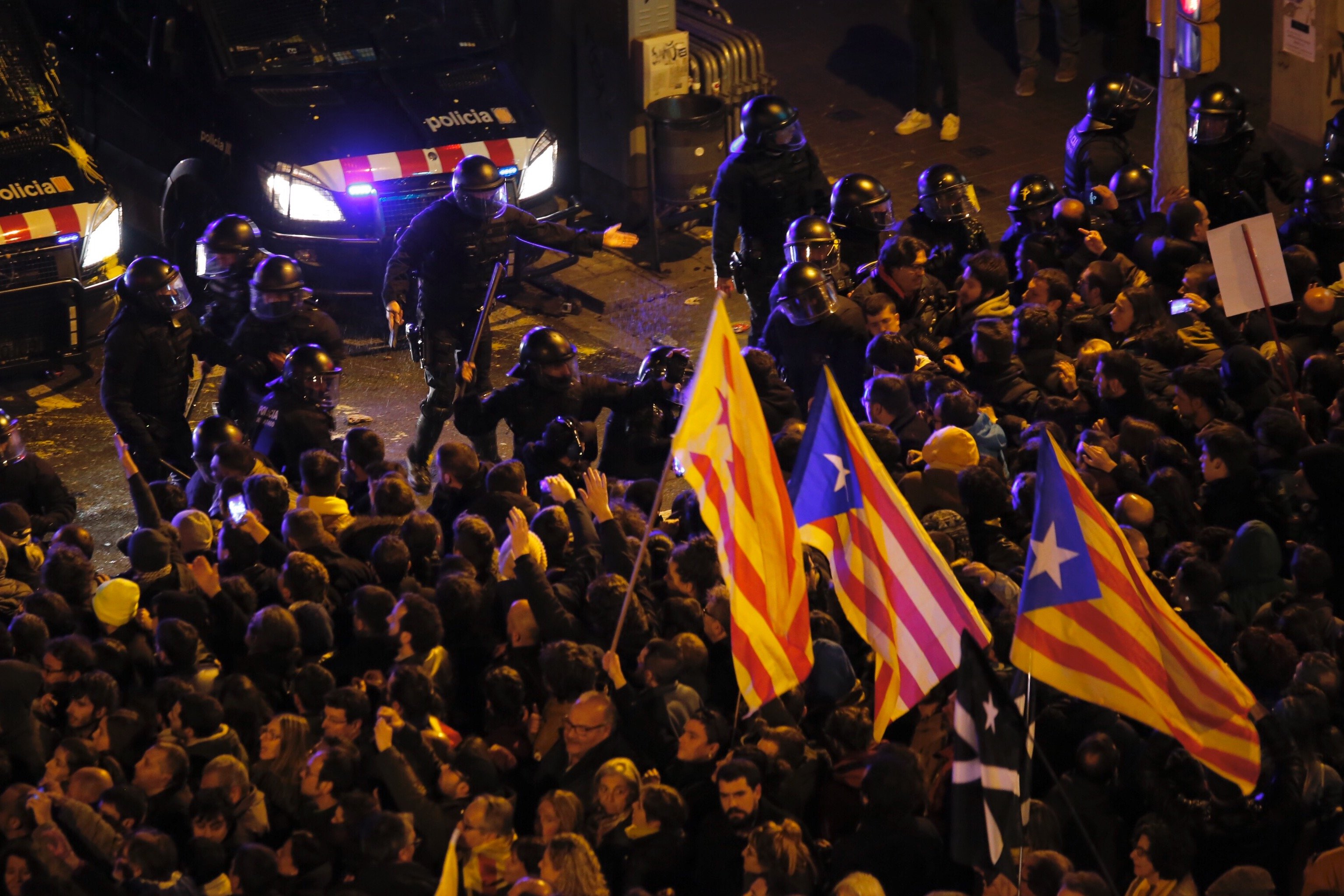 El encarcelamiento de los cinco diputados enciende Catalunya