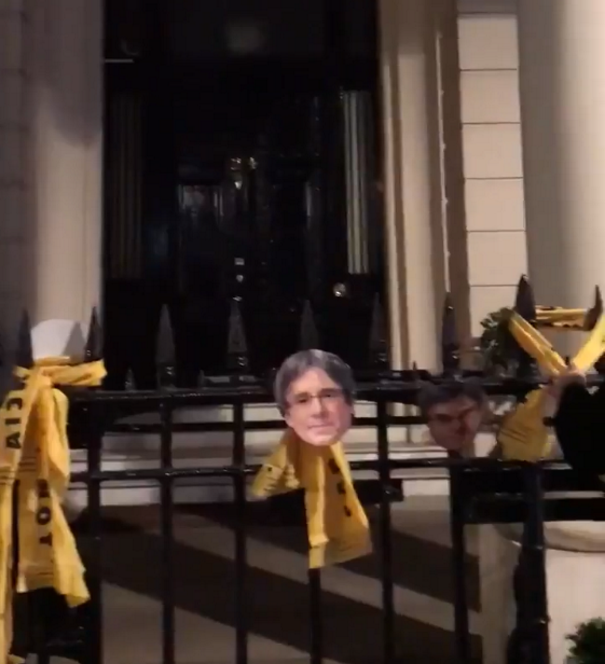 Acció a l'ambaixada d'Espanya a Londres: llaços grocs i cares de Puigdemont