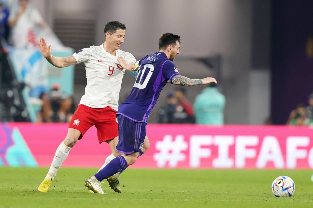 Robert Lewandowski y Leo Messi disputando un balón durante un Mundial Qatar / Foto: Europa Press Robert Lewandowski y Leo Messi disputando un balón durante un Mundial Qatar / Foto: Europa Press