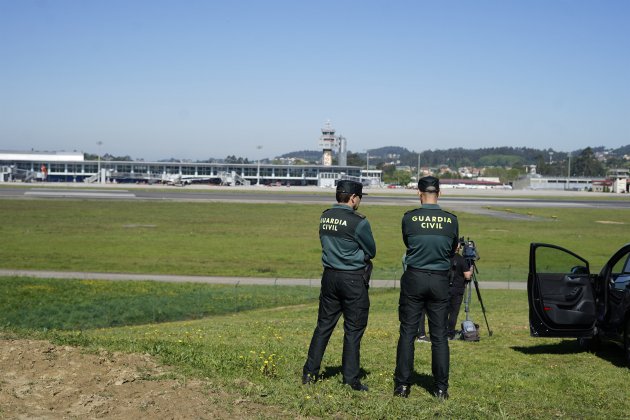 Dos agents de la Guardia Civil vigilen els voltants de l'aeroport de Vigo per l'arribada de Joan Carles I