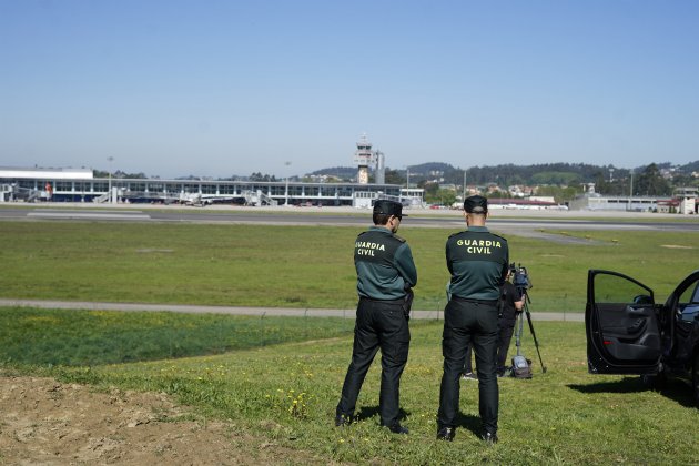 Dos agents de la Guardia Civil vigilen els voltants de l'aeroport de Vigo per l'arribada de Joan Carles I Dos agents de la Guardia Civil vigilen els voltants de l'aeroport de Vigo per l'arribada de Joan Carles I