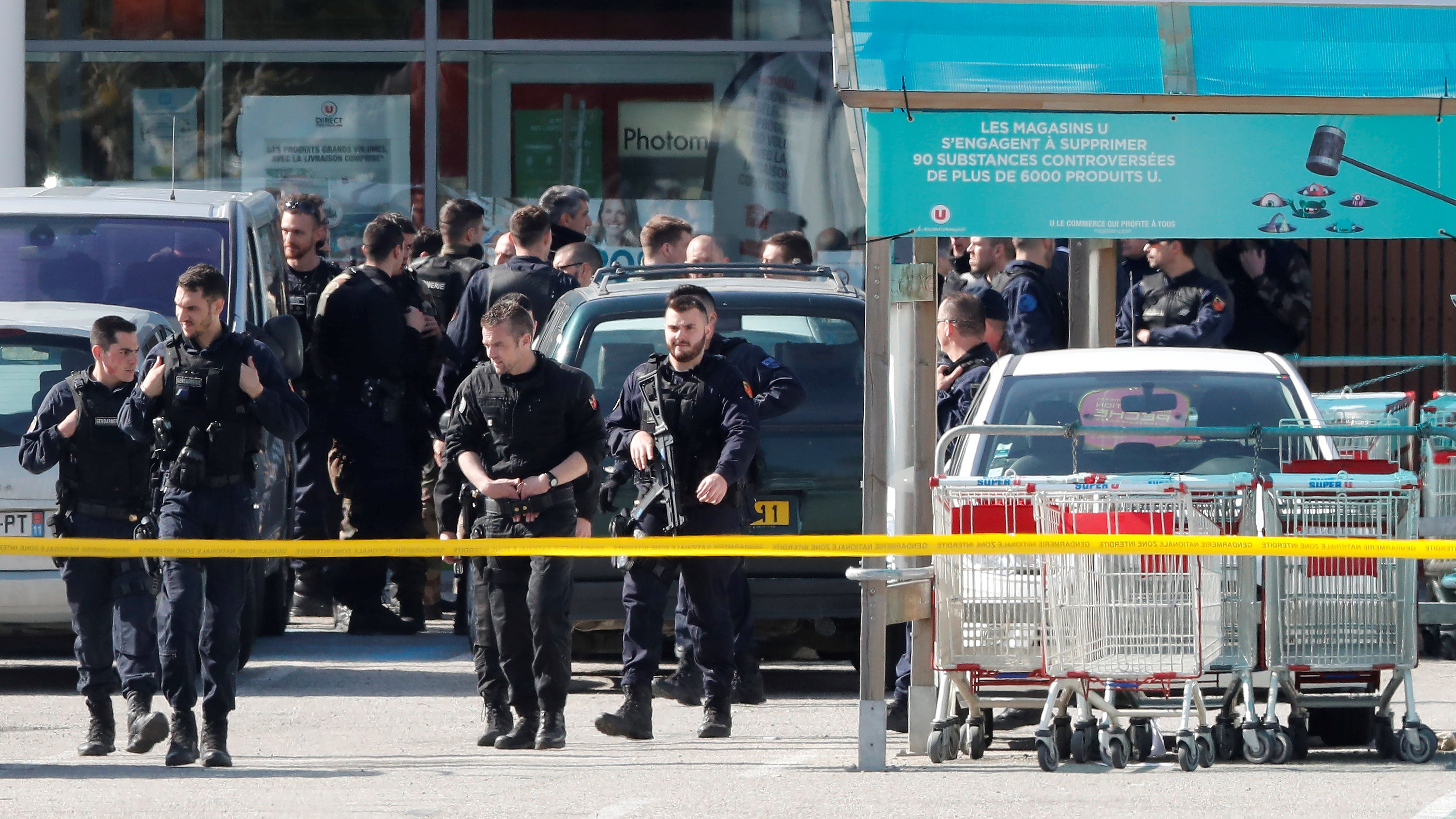 Muere el gendarme que se intercambió por los rehenes en Carcasona