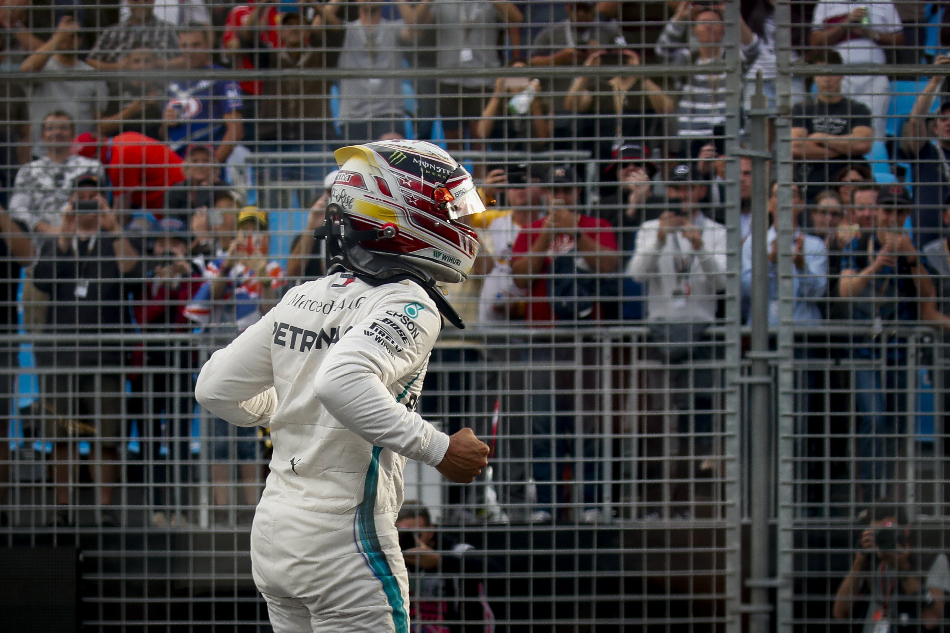 Hamilton segueix manant i s'endú la pole a Austràlia