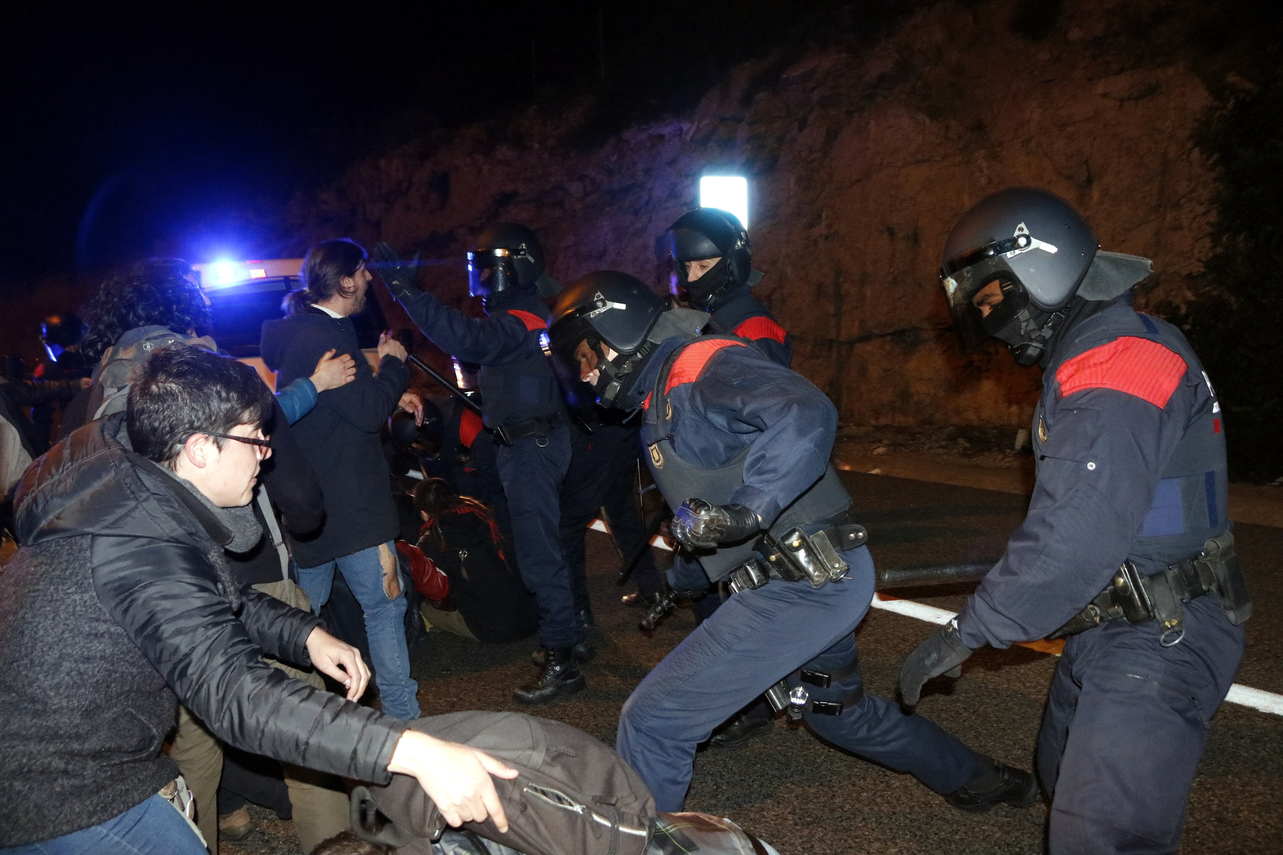 Los Mossos cargan contra los manifestantes de la A-7 en Tarragona