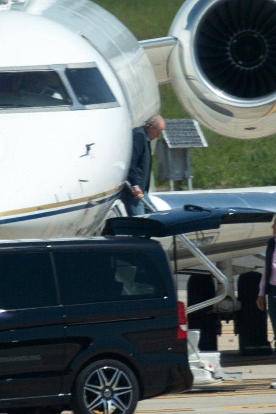 Juan Carlos baja avión Vigo Europa Press