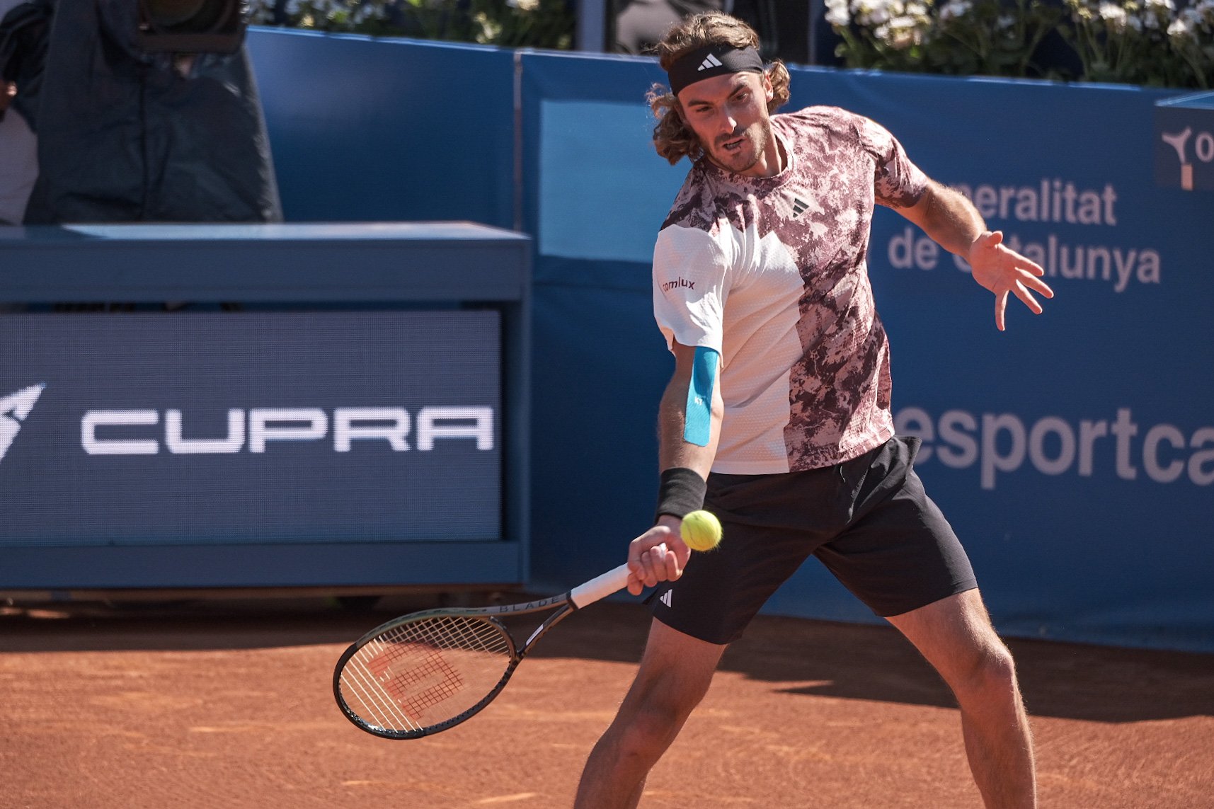 Stefanos Tsitsipas acepta el reto de Carlos Alcaraz y debuta con solvencia en el Barcelona Open Banc Sabadell