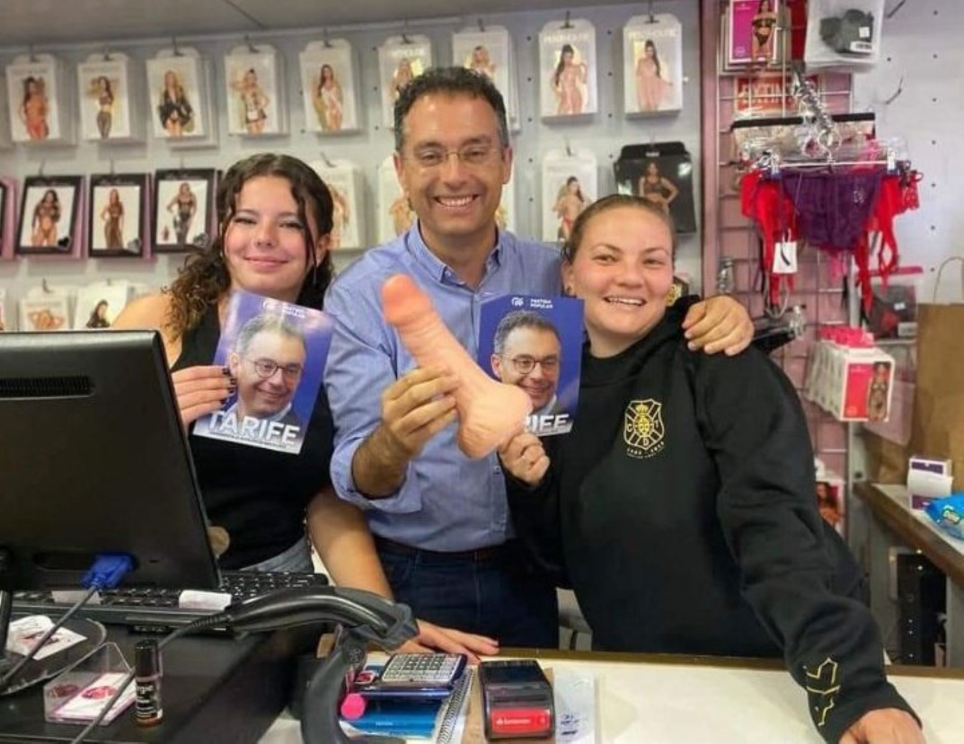 Polémica foto del candidato del PP en Santa Cruz de Tenerife con un pene de plástico