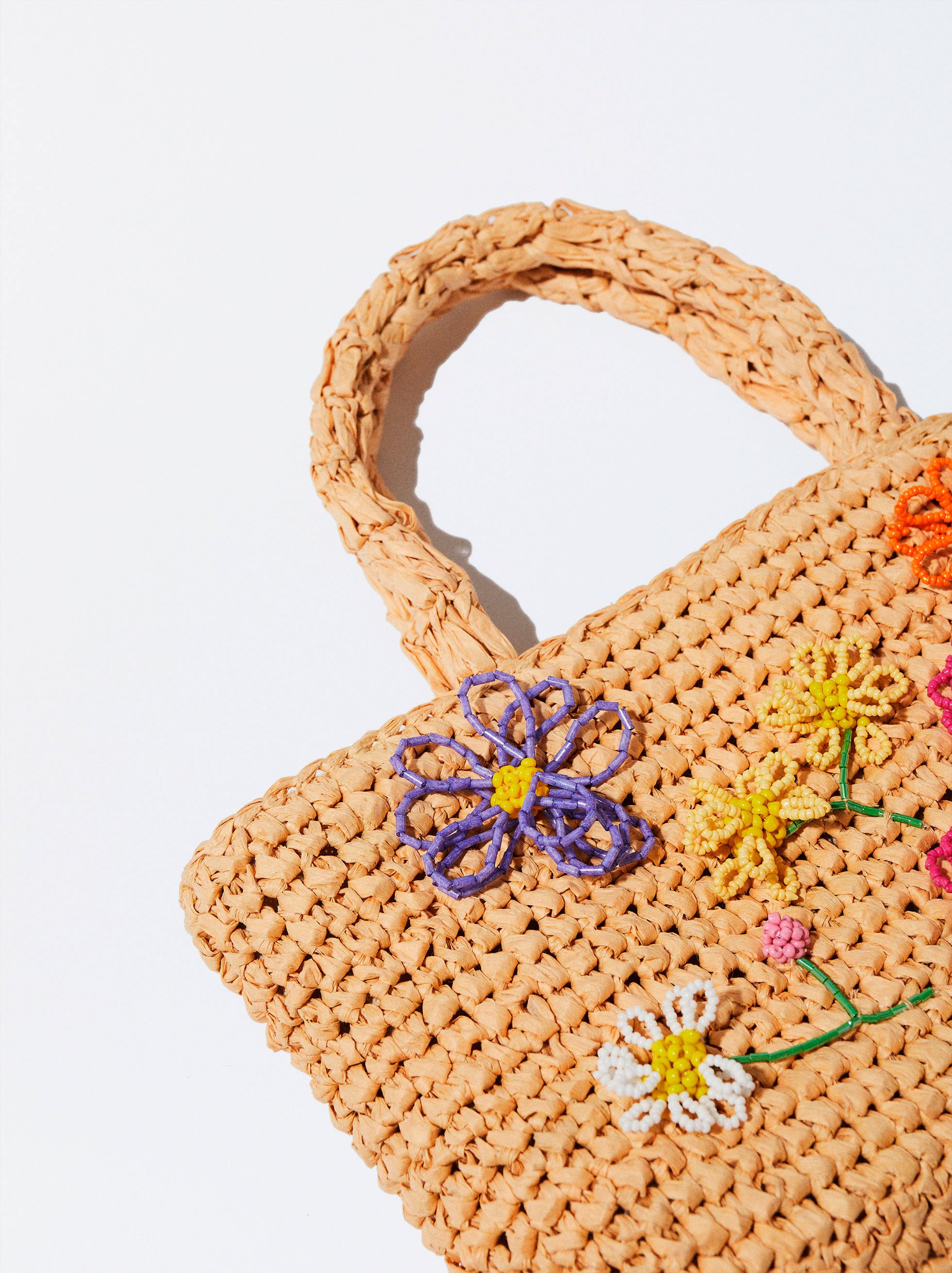 El bolso estrella de la temporada es de paja de Parfois y está repleto de flores