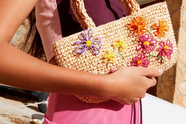 Bolso de paja con flores Bolso de paja con flores