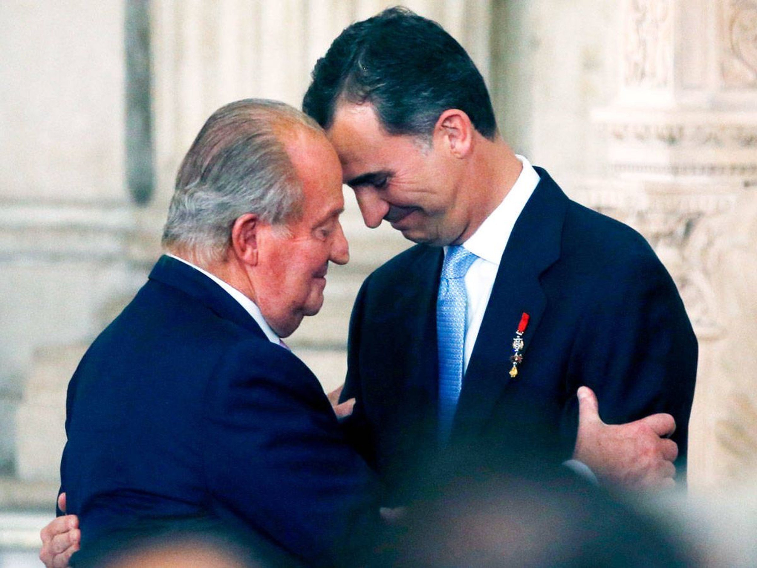 Las portadas fabrican un combate de reyes entre Juan Carlos I y Felipe VI