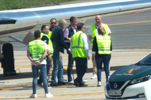 Juan Carlos con Pedro Campos y su mujer en aeropuerto de Vigo Europa Press