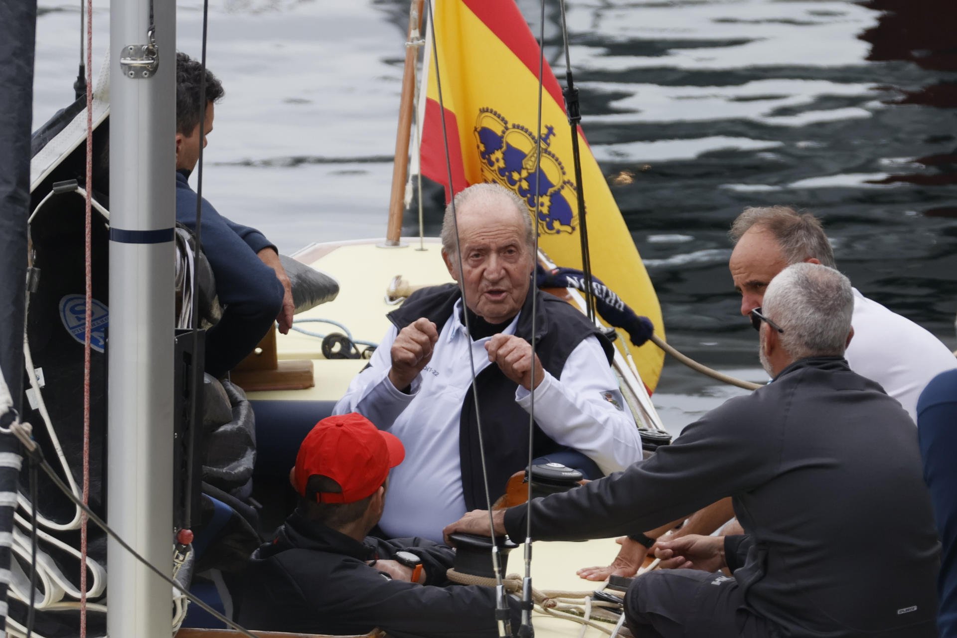 Juan Carlos I en Sanxenxo: perfil bajo y navegando con el 'Bribón'