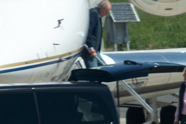 Juan Carlos baja avión Vigo Europa Press