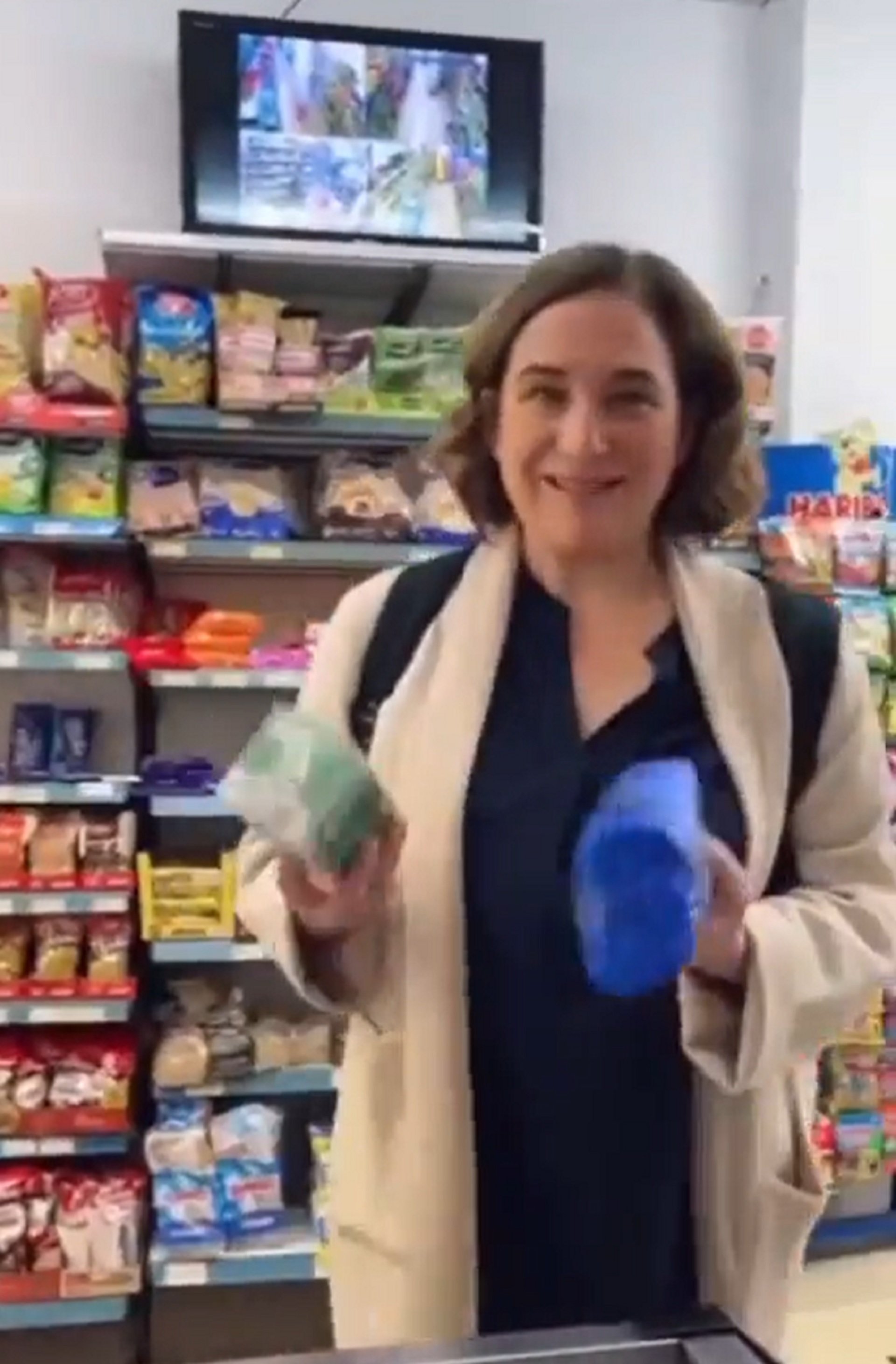 Ada Colau felicita el Ramadán en el supermercado de un famoso tiktoker paquistaní