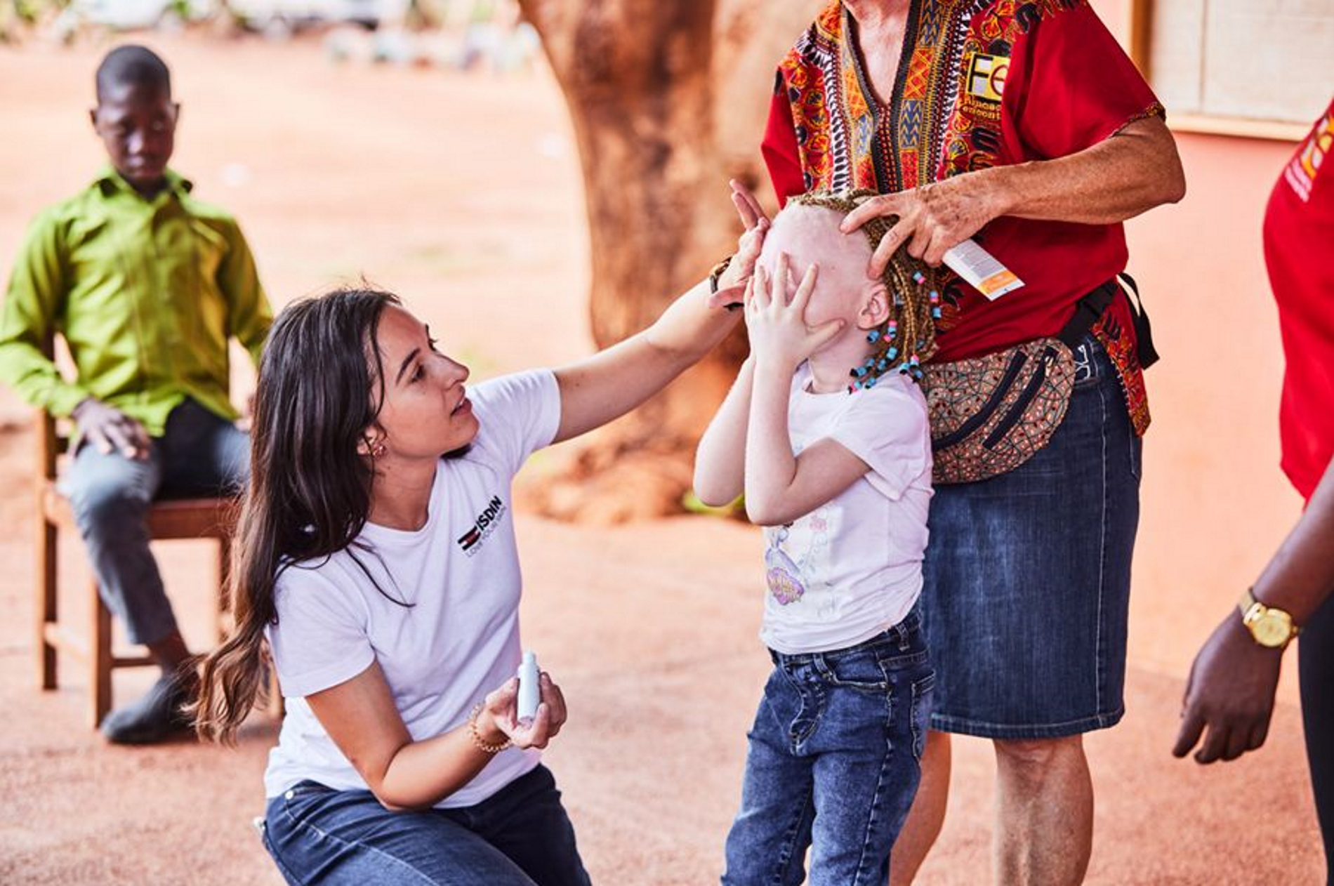 ISDIN envia dermatòlegs a Moçambic per combatre el càncer de pell en persones amb albinisme