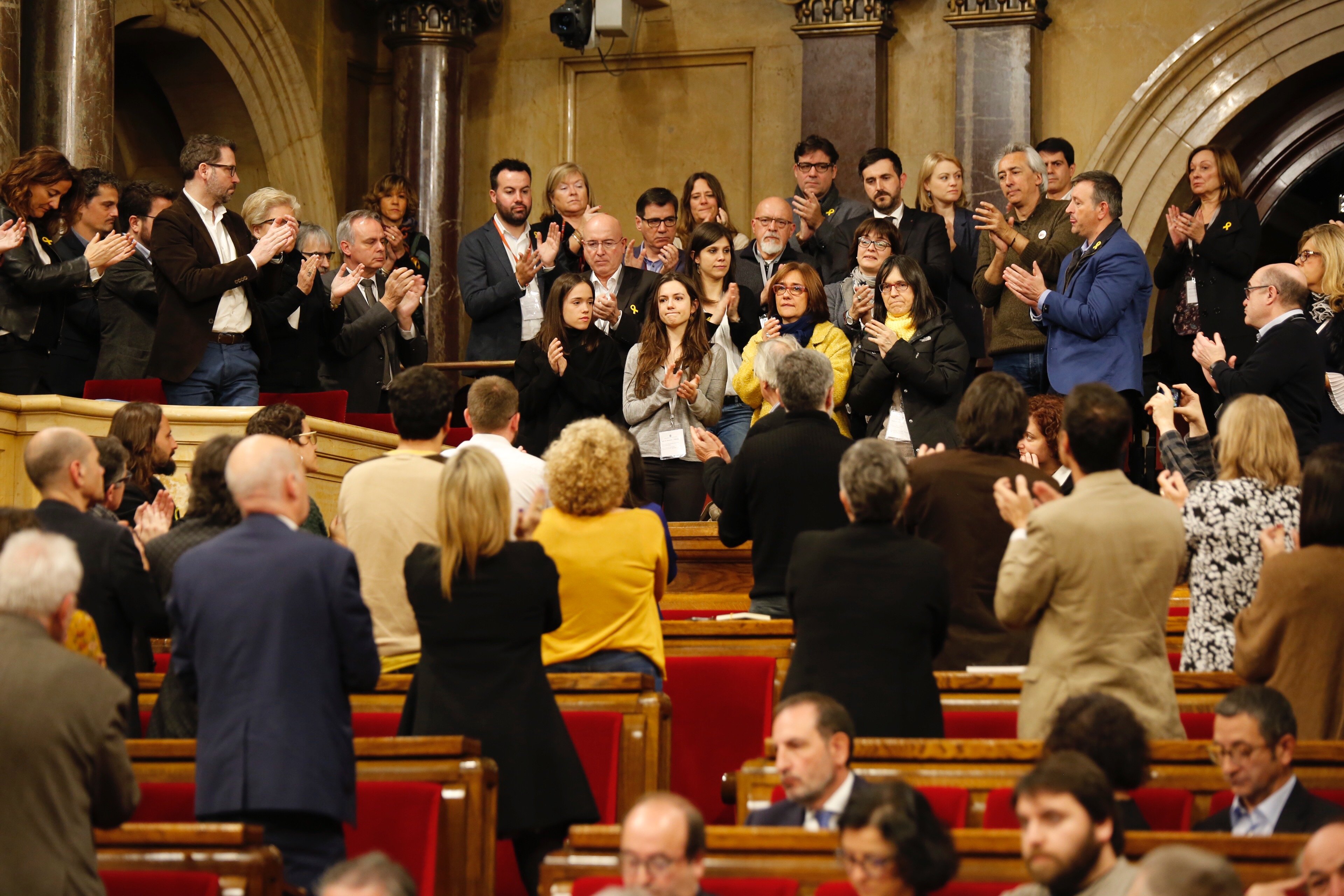 El pleno de investidura se convierte en un homenaje a los presos y exiliados