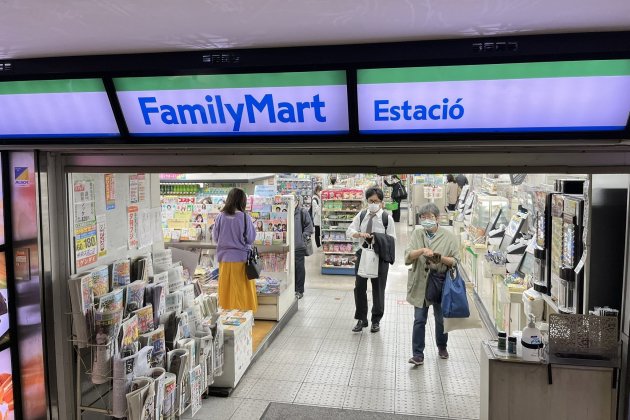 Family Mart Català / Marc Bernabe