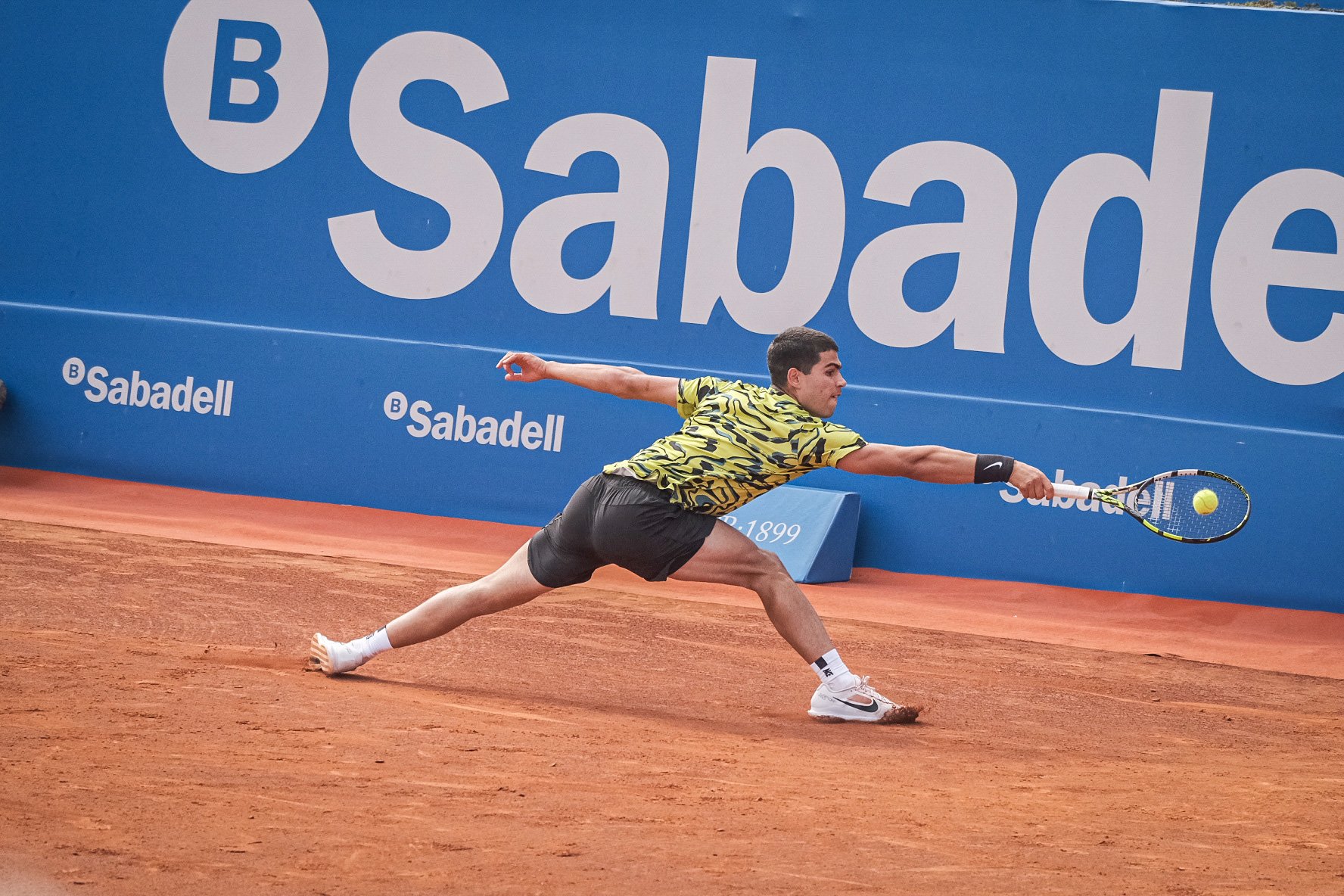 Alcaraz i Tsitisipas no fallen i Sinner cau per lesió en la jornada del Barcelona Open Banc Sabadell 2023