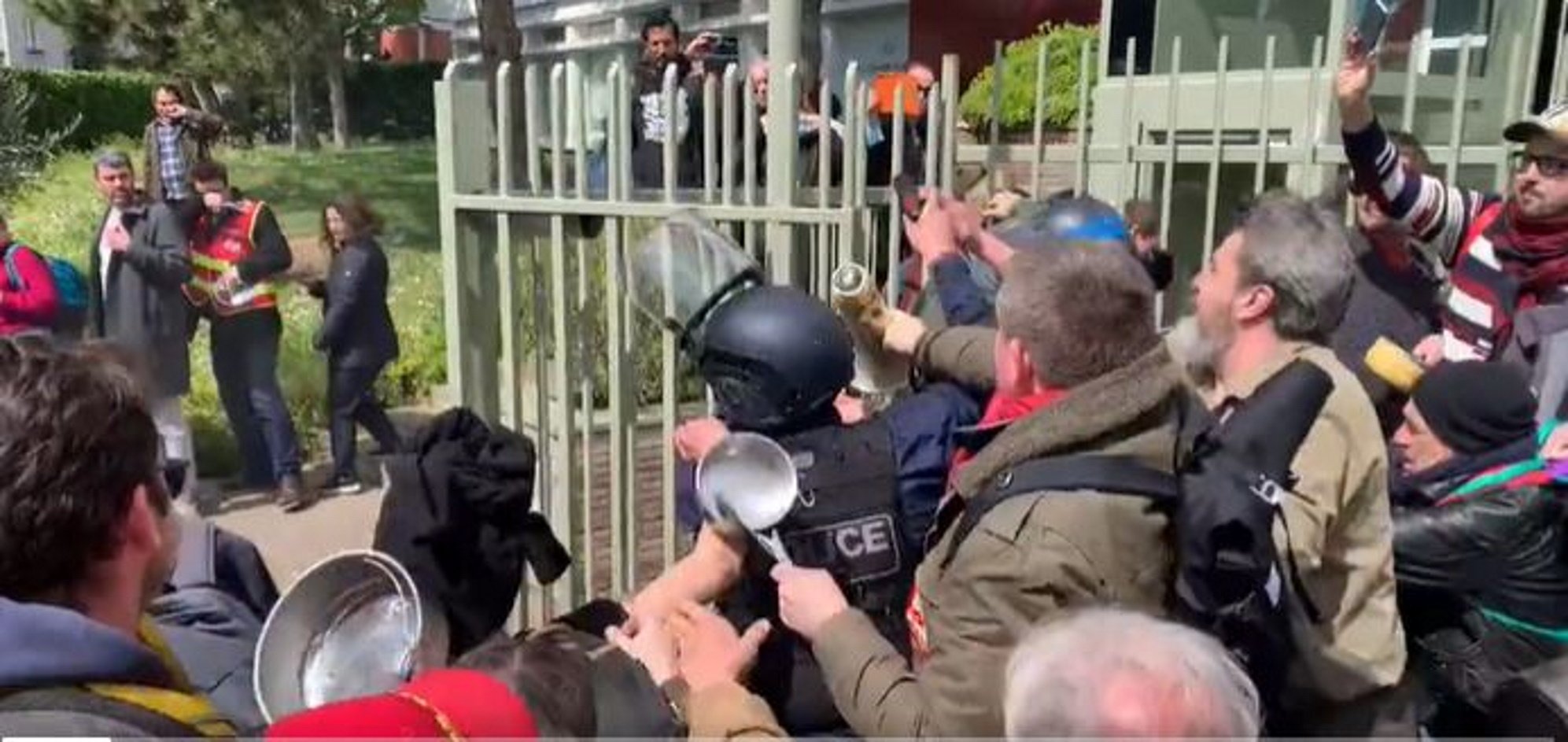 Batalla campal cerca de París a golpe de gas pimienta | VÍDEO