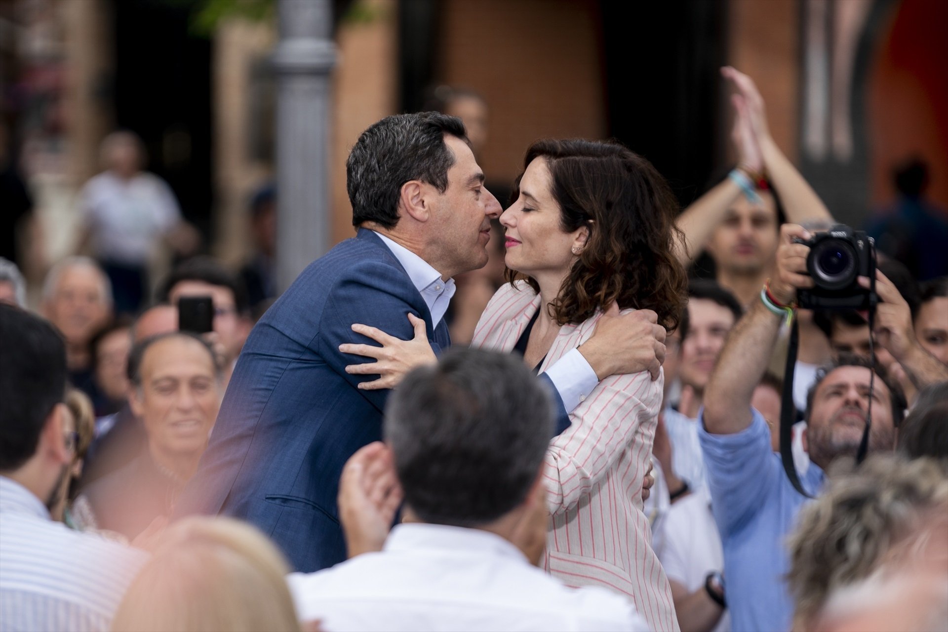Ayuso hace un 'sí se puede'' en el cinturón rojo de Madrid para ampliar la base y gana portadas