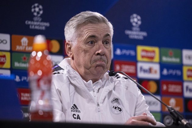 Ancelotti sorprès en roda de premsa / Foto: EFE -Tolga Akmen