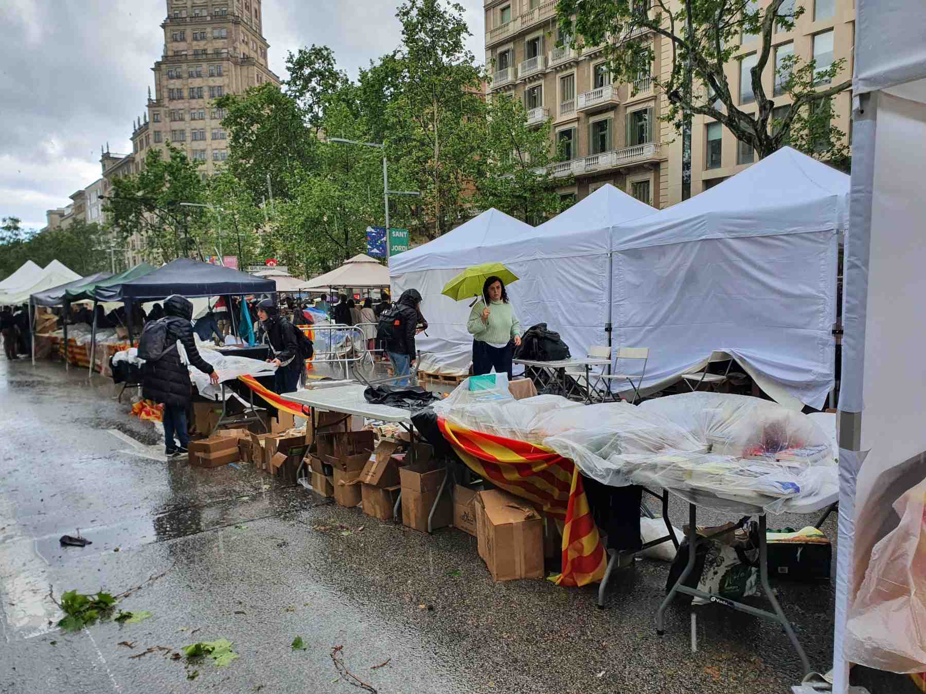 Sant Jordi 2022 quedó pasado por agua y piedra. Los destrozos fueron de miles de euros / Twitter - @LauraHuergaRV